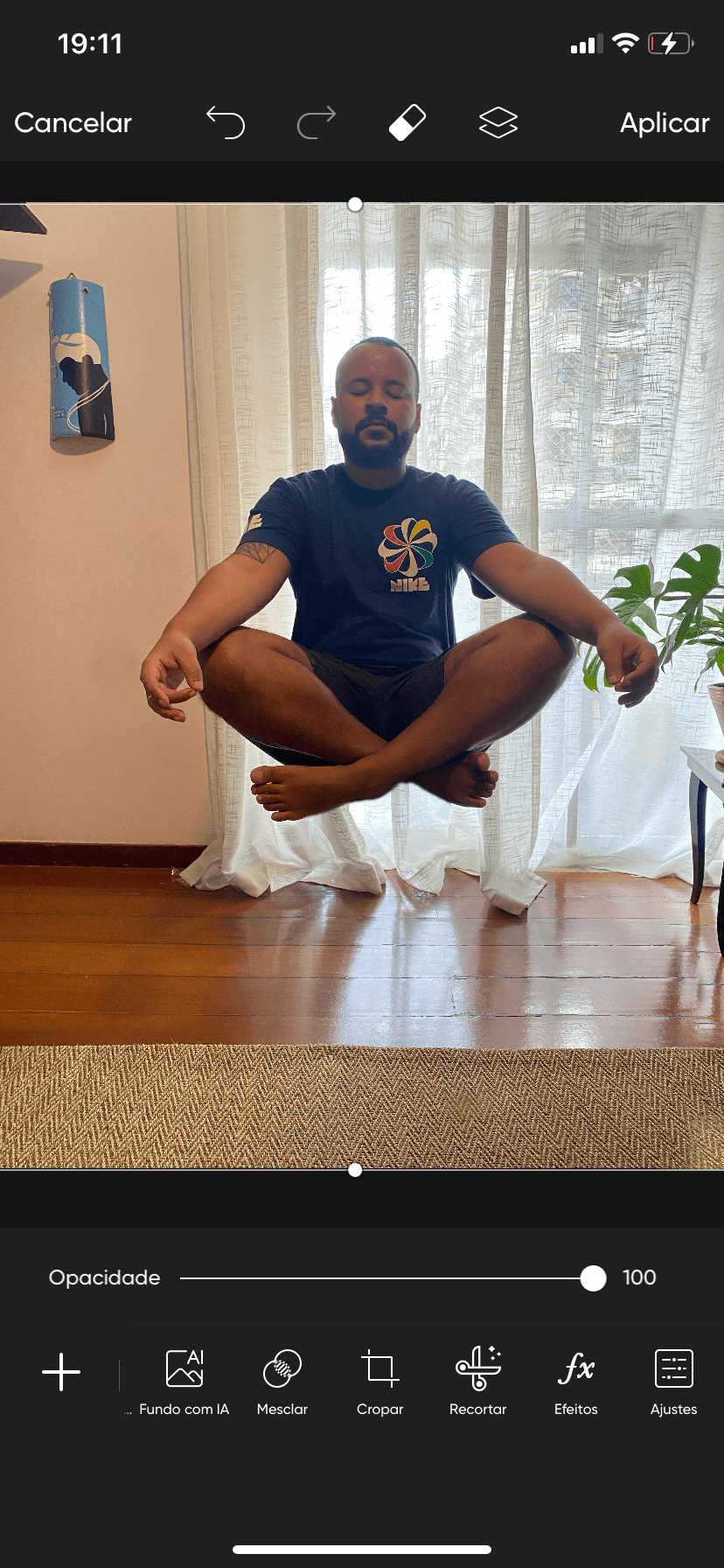 Imagem de um homem meditando como se estivesse levitando na sala.