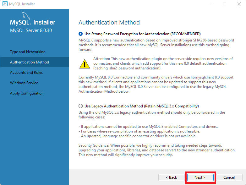 Na sequência, temos a página do MySQL Installer, com a opção  Authentication Method selecionada, e o botão Next destacado abaixo com um retângulo vermelho.