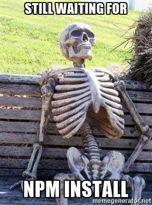 Foto de um esqueleto sentado em um banco de madeira. A imagem possui o texto em inglês “Still waiting for npm install”. A fonte do meme também foi incluída: “memegenerator.net”.