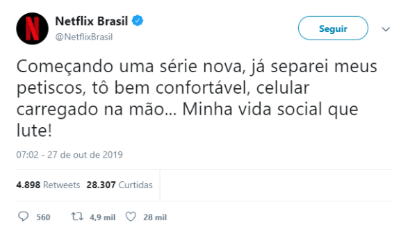 Comentário da Netflix em um post: Começando uma série nova, já separei meus petiscos, tô bem confortável, celular carregado na mãe… Minha vida social que lute!