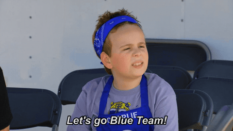 Gif animado de um menino, vestido com um avental azul com o nome Charlie bordado e uma bandana azul, gritando "Let 's go Blue Team!”, em tradução livre, “vamos time azul!”.