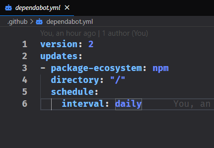 Na imagem em fundo preto, temos o arquivo dependabot.yml aberto com as configurações necessárias que foram adicionadas para o Dependabot buscar atualizações diárias, utilizando o npm como gerenciador de pacotes.