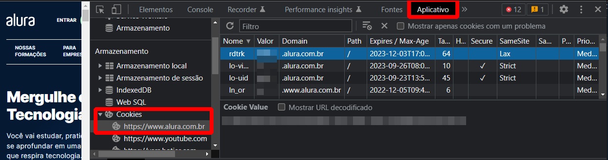 A imagem apresenta a captura de tela do DevTools do navegador Chrome. Que está dividido em quatro partes. 1. O menu principal; 2. o menu lateral esquerdo; 3. os arquivos com os atributos ,que está abaixo do menu principal. No canto esquerdo há uma pequena parte da página principal da Alura. Ao lado direito, ocupando a maior parte da tela há o *DevTools* , onde temos o menu horizontal com as seguintes opções: Elementos, Console, Recorder, Performance insights, Fontes, Aplicativo. Um retângulo na cor vermelha envolve a opção “Aplicativo”, sinalizando que deve ser clicada. Abaixo do menu horizontal há outro  menu na lateral esquerda e posicionado na vertical com a descrição “Armazenamento”, há uma sequência de opções: “Armazenamento local”, “Armazenamento de sessão”, “IndexedDB”, “Web SQL”, “Cookies”. Um retângulo na cor vermelha envolve a opção Cookies, sinalizando que deve ser clicada. Abaixo de “Cookies” há um cookie com o domínio https://www.alura.com.br e ao seu lado direito há uma tabela com os atributos e cookies vinculados ao domínio.