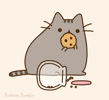 O gif apresenta um desenho de um gato gordinho e na cor cinza, o personagem “Pusheen The Cat” comendo um biscoito com gotas de chocolate (um cookie), a sua frente está um pote transparente caído e sua tampa está ao lado, próxima de alguns farelos de cookie.