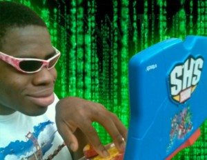 Homem negro, com um notebook de brinquedo azul, usando óculos escuros com armação rosa, blusa branca em fundo preto e códigos em verde neon, fazendo uma alusão ao filme Matrix.