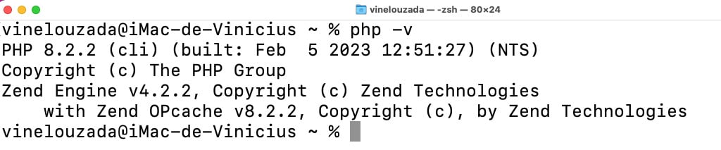 Imagem de um print de tela da saída do comando “php -v”, com informações sobre a versão da linguagem instalada.