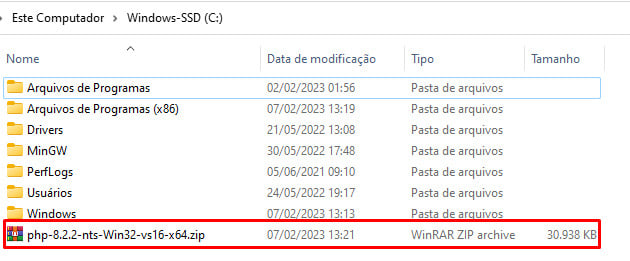 Imagem de um print de tela da página do Disco Local (C:), do Windows. Há uma lista de pastas e abaixo da última pasta há uma pasta compactada com o nome “php-8.2.2-nts-Win32-vs16-x64”, destacado em vermelho.