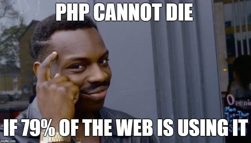 Homem negro fazendo a expressão de pensar e utilizar a cabeça com o texto "php não pode morrer se 79% da internet o usar".