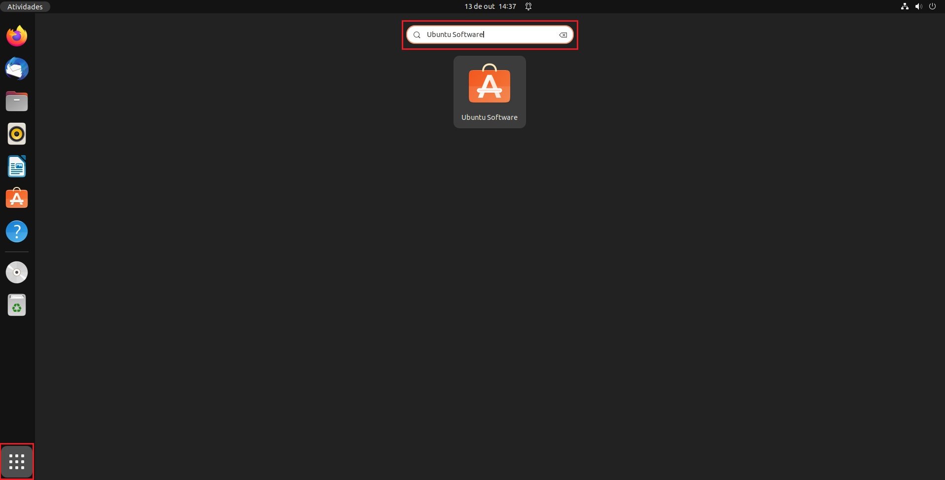 Imagem da tela de um computador com fundo preto, na lateral esquerda está a barra de tarefas com alguns aplicativos. No centro de imagem está, em destaque, a barra de pesquisa do Linux com o nome Ubuntu Software digitado. Logo abaixo está o atalho do Ubuntu Software.