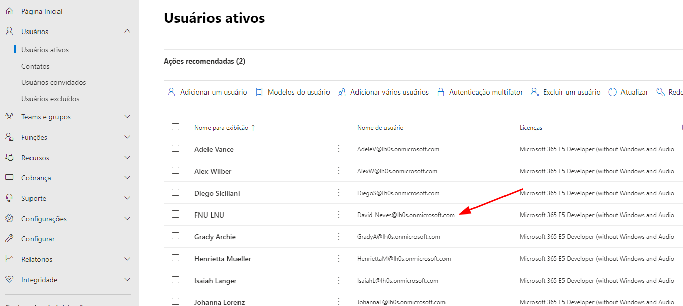 Print da área de administração da Microsoft, onde mostra a lista de usuários ativos, sendo um deles a conta criada.