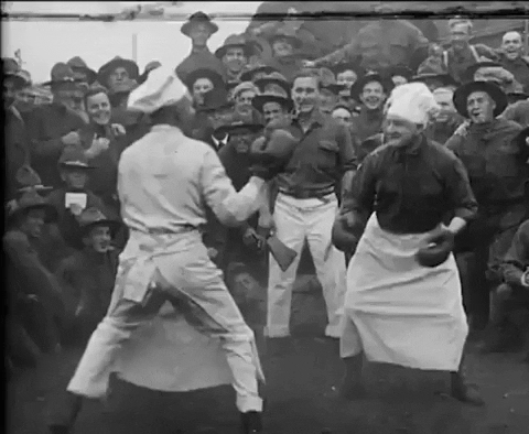 Gif de um vídeo vintage em preto e branco de dois homens brigando com luvas de boxe