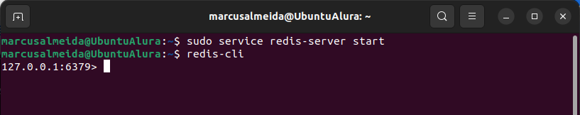 Captura de tela do terminal do Linux, com fundo cor de vinho. No terminal, foi executado os comandos de inicialização do servidor do Redis, e é mostrada a resposta, com a abertura do terminal, precedida do endereço padrão de IP “127.0.0.1:6379”.