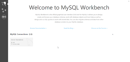 Imagem que mostra a tela inicial do MySQL Workbench. Na lateral esquerda há um painel de cor preta e no meio, um painel branco com mais opções, como: ir para a documentação, ler artigos do blog ou ir para o fórum de discussões. E mais abaixo, em um retângulo cinza, um botão mostrando que o servidor está conectado.