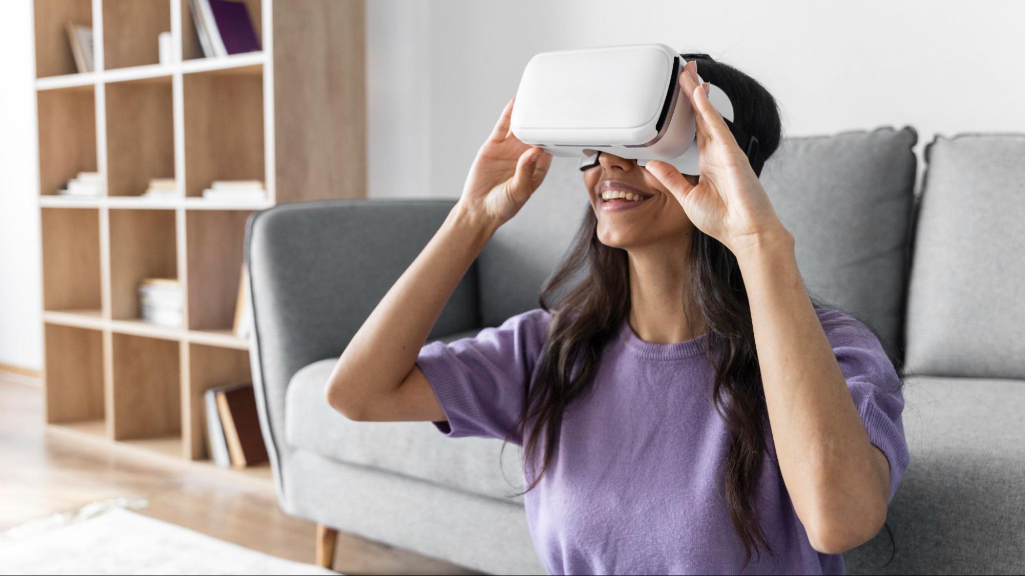 Imagem de uma mulher utilizando óculos de realidade virtual.