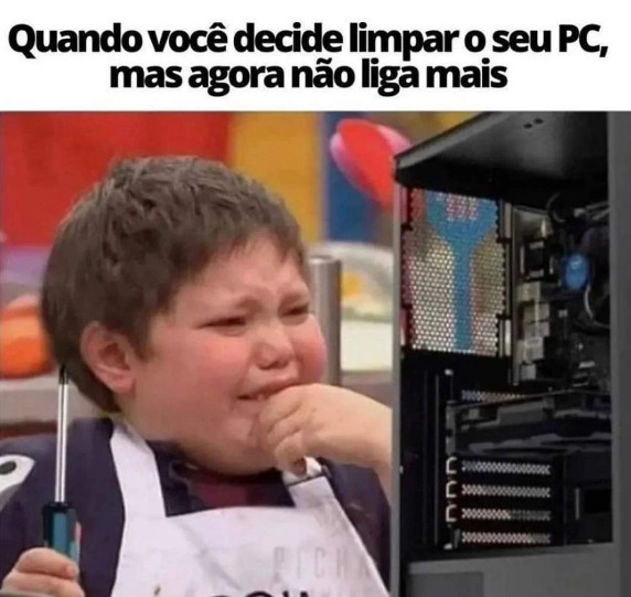 Imagem: Ao topo a legenda: “ Quando você decide limpar o seu PC, mas agora não liga mais”. Abaixo da legenda uma criança chora com uma chave de fenda na mão direita, enquanto olha para o seu computador que aparentemente não quer funcionar.