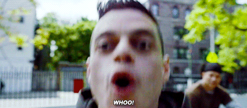 O vídeo em loop mostra o personagem Elliot , da série Mr.Robot, comemorando com um grito “whoo!”.