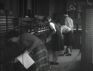 O vídeo em loop mostra três mulheres programando manualmente o ENIAC por volta dos anos 40, ligando cabos e acionando chaves, em seguida adentra um homem na sala”.