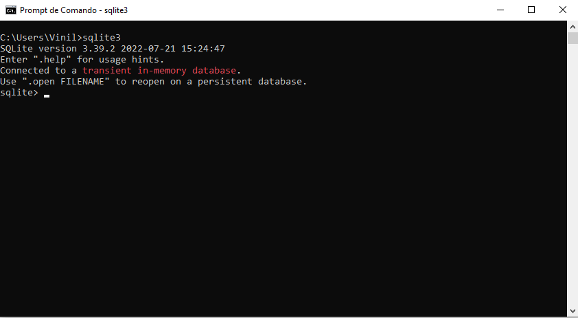 Imagem da prompt de comando do Windows, com o comando para executar o SQLite. Como resultado, temos a versão do programa, um texto informativo e a linha de comando do SQLite iniciada.