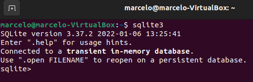 Imagem do terminal do Linux, com fundo de cor vinho. No terminal, estamos executando o comando para verificar se o SQLite está instalado, e como resultado temos a versão do programa, um texto informativo e a linha de comando do SQLite iniciada.