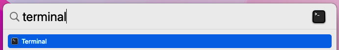 Imagem da barra de pesquisa do Spotlight, com fundo branco. Esta barra possui um ícone de lupa na ponta esquerda e um ícone de terminal na ponta direita. No campo de pesquisa, mais à esquerda, temos a palavra terminal, que estamos pesquisando. Abaixo do campo de pesquisa, temos o aplicativo do Terminal como resultado da nossa busca, destacado em azul.
