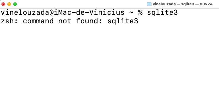 Imagem do terminal de comando do Mac, com fundo branco. No terminal, estamos executando o comando para verificar se o SQLite está instalado, e como resultado temos a mensagem de que o comando sqlite3 não foi encontrado.