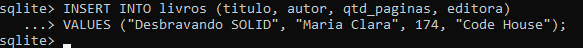 Imagem do prompt de comando do windows, com fundo preto. Na linha de comando, estamos inserindo um livro na tabela livros.