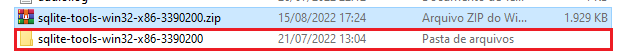 Imagem do gerenciador de arquivos do Windows, com fundo branco, na pasta raiz da unidade C. Na parte de cima, temos o arquivo compactado do sqlite tools, e abaixo temos a pasta extraída com o novo original.