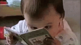 Gif mostrando um bebê segurando um livro e olhando rapidamente as imagens.