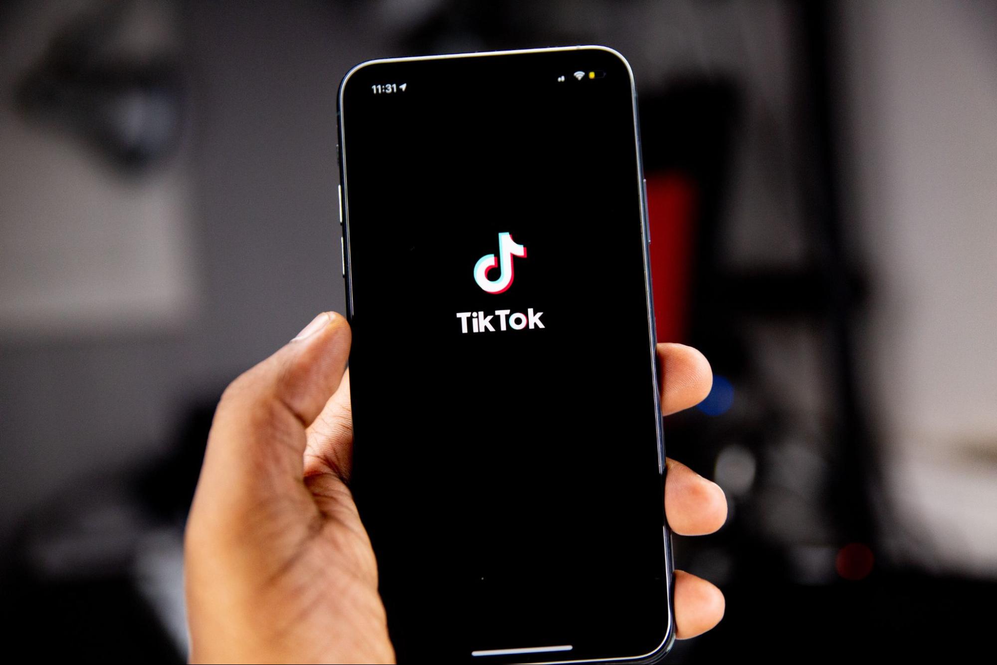 Tela de celular aberto no aplicativo TikTok com sua logo.