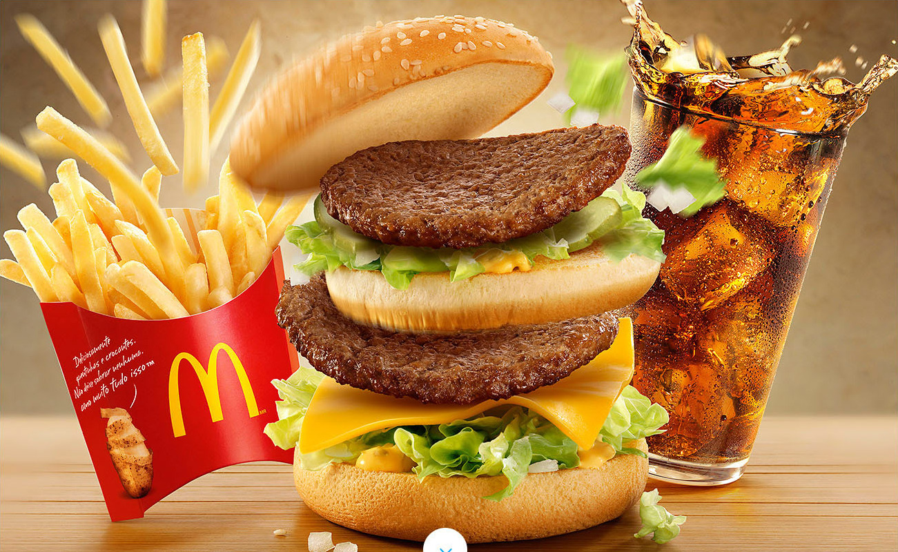 Montagem no Photoshop de um sanduíche, batata frita e refrigerante.