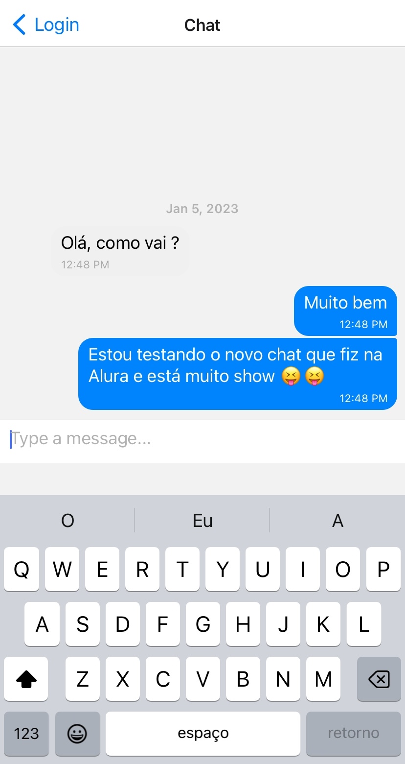 Tela de chat de um celular, na parte superior iremos ter um botão de voltar junto com o texto “Login”, e no meio da tela está escrito “Chat”. Depois disso,no meio da tela existe a tela do chat, onde tem uma conversa que começa com “Olá, como vai? “ do lado esquerdo , abaixo e no lado direito existe a resposta que é “Muito bem” e “Estou testando o novo chat que fiz na Alura e está muito show”. Logo abaixo, na parte inferior, terá o teclado do dispositivo.
