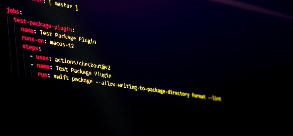 Imagem que mostra um código Swift qualquer em uma tela na cor azul escuro.