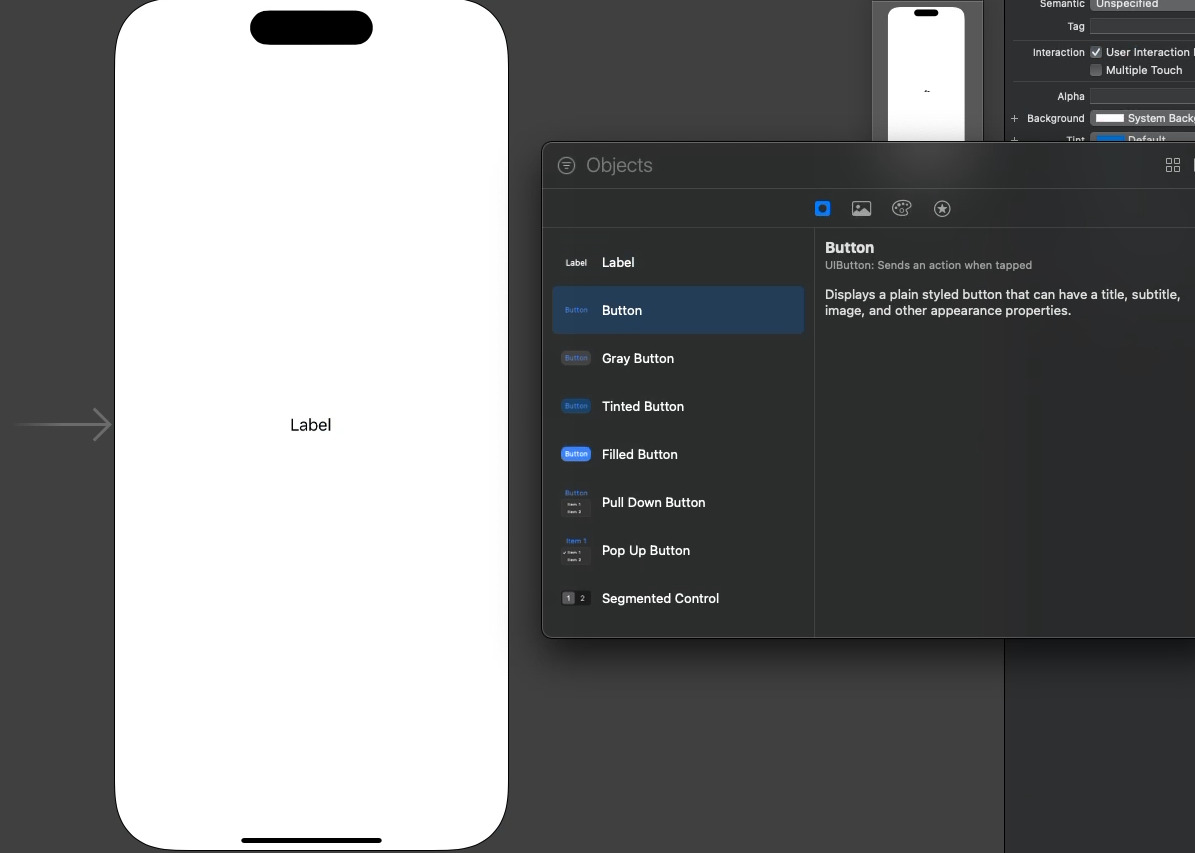 Tela do storyboard no XCode recortada, a esquerda da imagem há uma tela em branco de um iphone simulado com o texto “Label” no centro, a direita há uma tela de seleção de objetos de layout com as opções “Label, Button, Gray Button, Tinted Button, Filled Button, Pull Down Button, Pop Up Button, Segmented Control”, a opção Button está selecionada com um fundo azul claro em torno dessa opção.