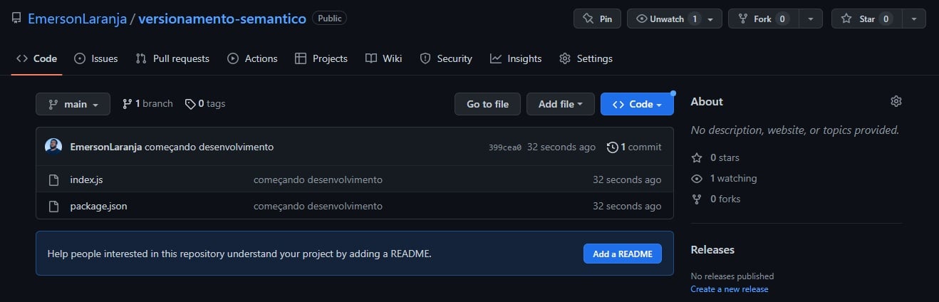 Captura de tela colorida em recorte. Trecho de um projeto do Github como título no canto superior esquerdo escrito: “EmersonLaranja/ versionamento semântico”. Na parte inferior da tela, temos dois arquivoschamados “index.js” e “package.json” e à direita temos uma coluna chamada “Releases” com a seguinte informação abaixo: “No releases published”, acompanhada de um link em azul escrito: “Create a new release”.