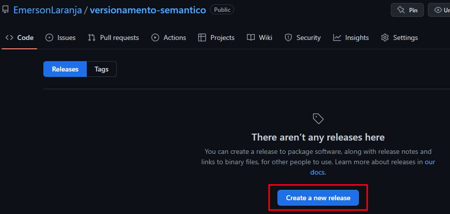 Captura de tela do projeto criado no Github sobre versionamento semântico. A tela traz uma aba de navegação com os links “Code”, “Issues”, “Pull requests”, “Actions”, “Projects”, “Wiki”, “Security”, “Insights” e “Settings”. Em destaque tempos o campo “Release”, que estáselecionado em um botão de fundo azul e letras brancas. No canto inferior direito há um botão de cor azul “Create a new release”, destacado por um retângulo vermelho. . Acima do botão está o ícone de etiqueta e o seguinte texto na linha inferior ao ícone: “There aren’t any releases here.You can create a release to package software, along with release notes and links to binary files, for other people to use. Learn more about releases in our docs”, em português: “Não há nenhuma versão aqui. Você pode criar uma versão para empacotar software, juntamente com notas de versão e links para arquivos binários, para outras pessoas usarem. Saiba mais sobre lançamentos em nossos documentos”.