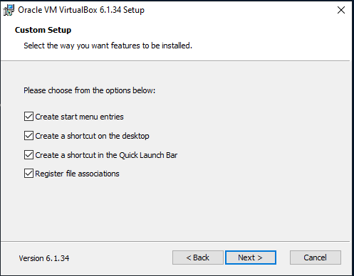 Imagem que mostra a tela do instalador do VirtualBox e a customização do setup. para selecionar as features desejadas. Em ordem: “Create start menu entries”, Create a shortcut on the desktop”, “Create a shortcut in the Quich Launch Bar”, “Register file associations”. Há  3 botões, na sequência:  “Back”, “Next”, “Cancel”.