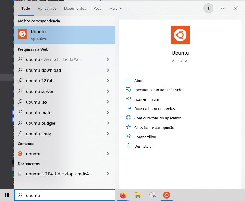 Tela inicial do Windows 10. Na barra de busca está inserido o termo “ubuntu”. Acima da barra está o menu de início, com o ícone do aplicativo Ubuntu no topo da lista de programas, abaixo do texto “melhor correspondência”. No menu lateral, as opções do Ubuntu, sendo a primeira delas “abrir”, seguida de “executar como administrador”, “fixar em iniciar”, “fixar na barra de tarefas”, “configurações de aplicativo”, “classificar e dar opinião”, “compartilhar” e “desinstalar”.