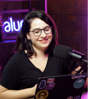 Pessoa com um computador sorrindo