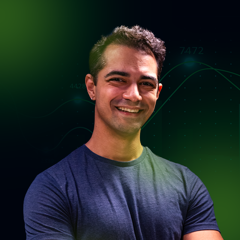 Foto de perfil de Fabricio Carraro, instrutor na Imersão Python da Alura, exibindo um sorriso e vestindo uma camiseta azul. O fundo é verde com linhas e pontos que sugerem um tema de conectividade ou dados.