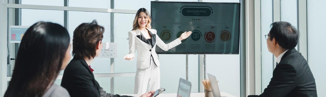 Mulher em reunião de negócios e apresentação moderna em sala de conferências com seus colegas de trabalho.