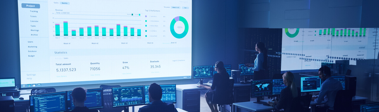 Equipe de profissionais de big data trabalhando em desktops com telas mostrando gráficos, infográficos, dados neurais técnicos, e Power BI