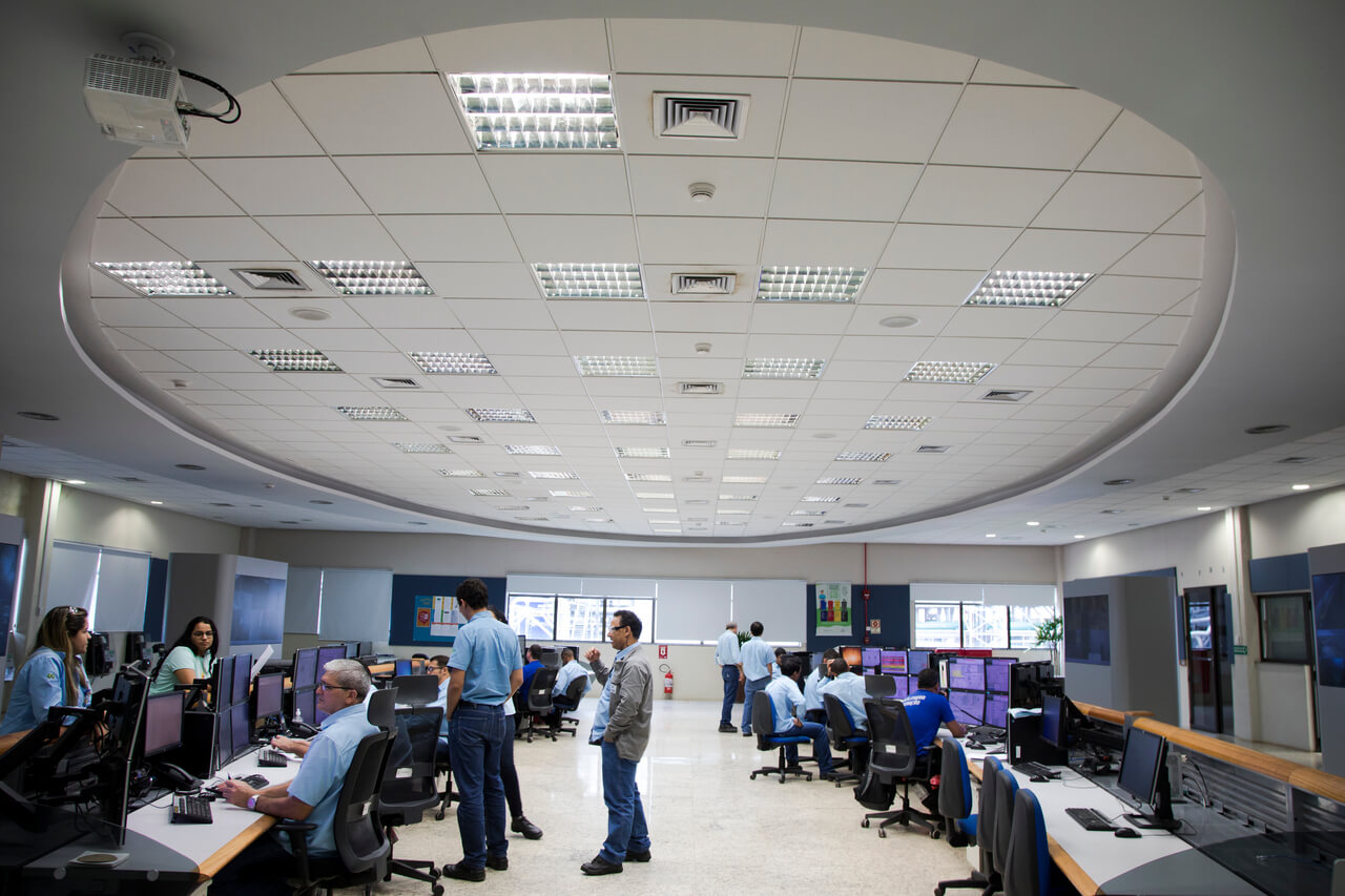 Foto de pessoas trabalhando na sede da Suzano