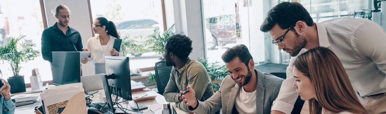 pessoas trabalhando em um clima organizacional positivo