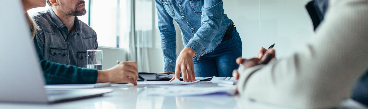  Uma liderança de TI feminina colocando suas ideias durante uma apresentação na sala de conferência.