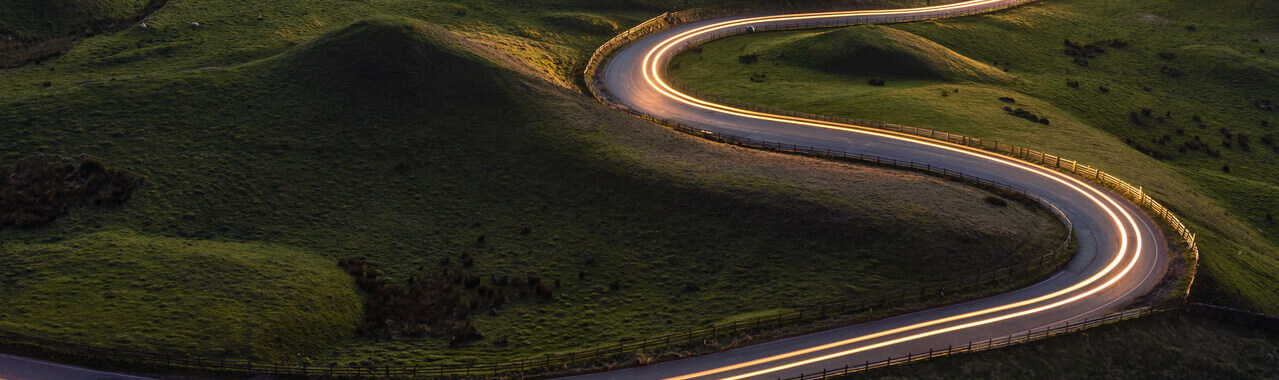 uma estrada com curvas em uma montanha representando a curva de aprendizagem