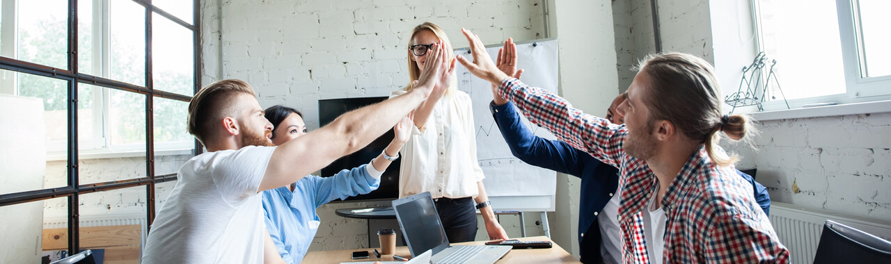 pessoas dando as mãos representando a cultura de uma empresa que investe em Employee Experience