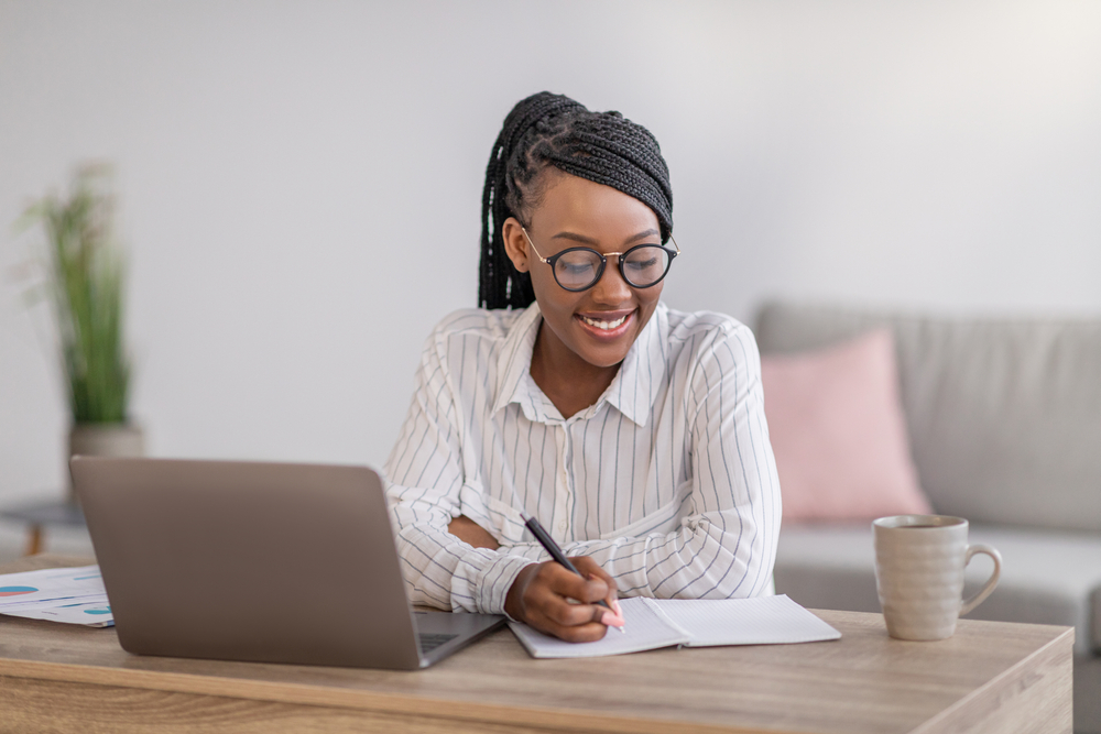 uma mulher está estudando em sua casa aplicando o lifelong learning