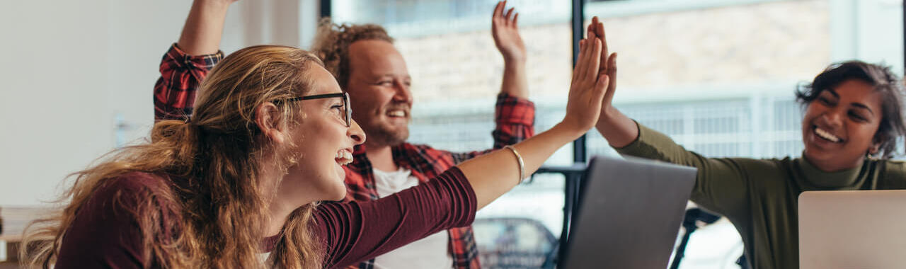 pessoas felizes no ambiente de trabalho, representando o trabalho de um team leader